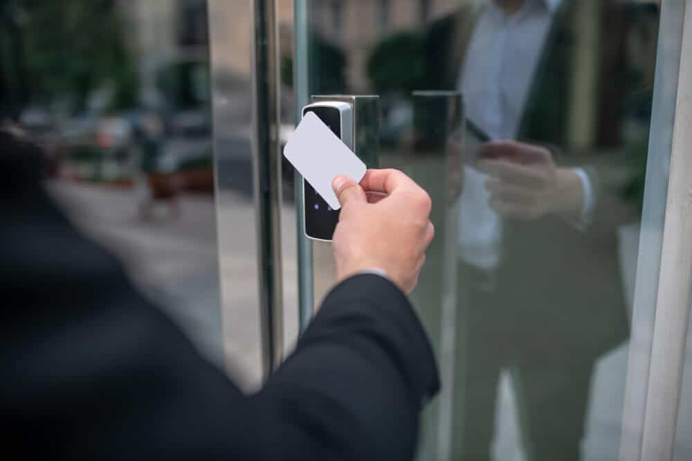 Control de accesos en comunidades de vecinos: opciones, normativa y cómo elegir